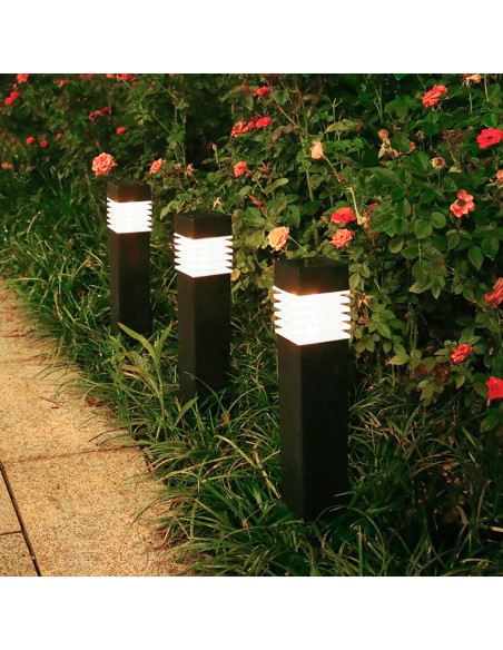 Conjunto de 4 projetores solares para exterior com luz LED branca e estaca de jardim